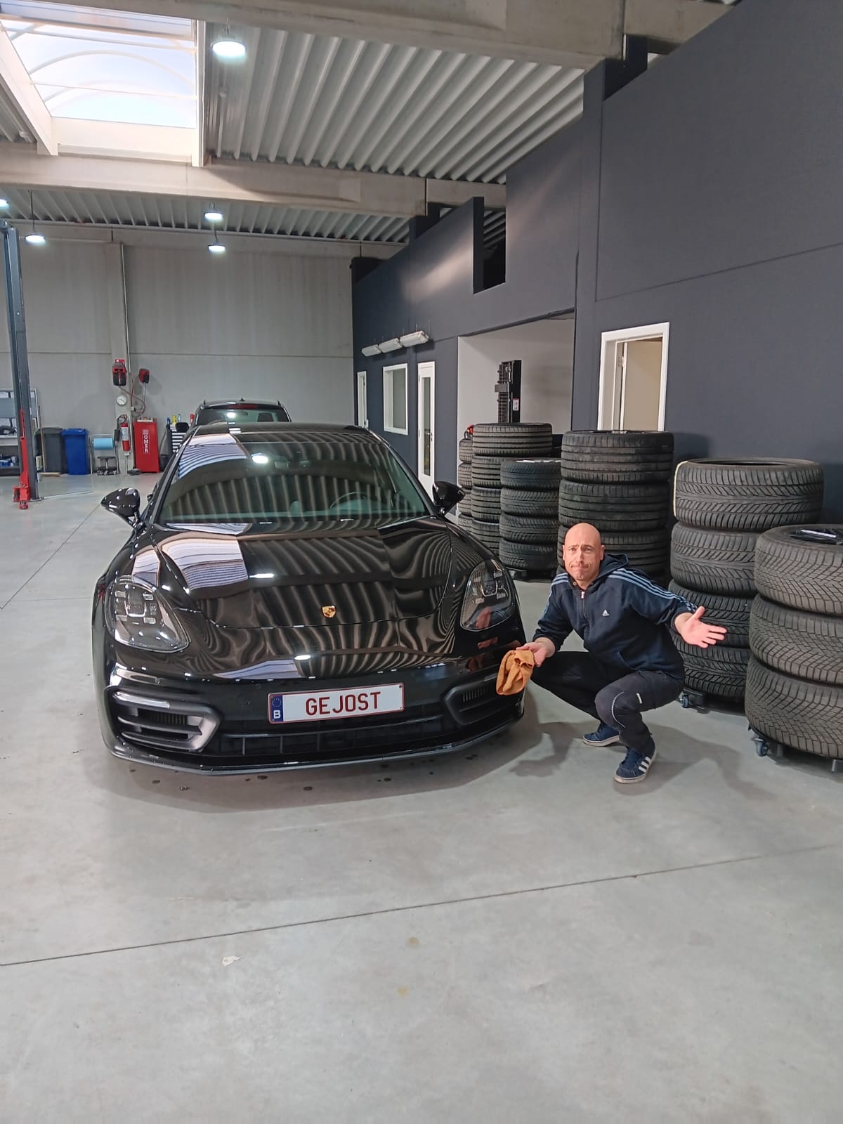 Man Met Auto